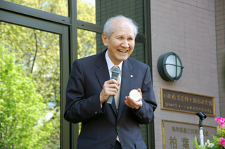 下村脩名誉博士顕彰記念館にノーベル化学賞のレプリカメダルを展示