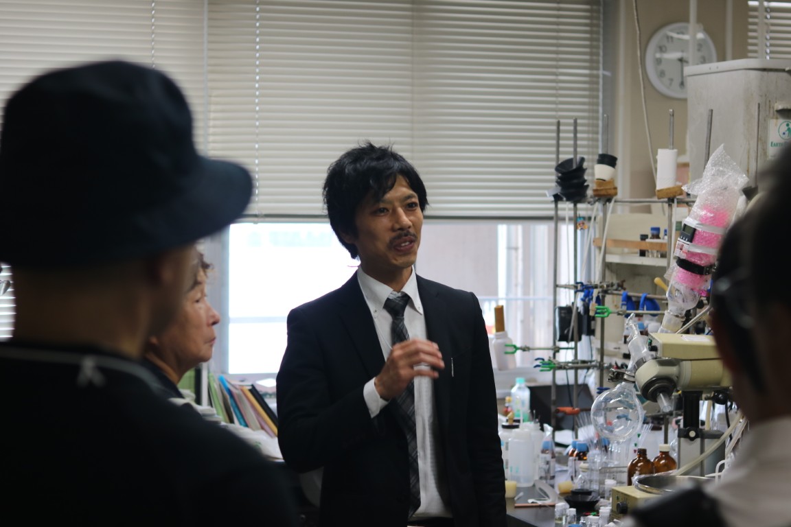 研究室見学（医薬品合成化学）