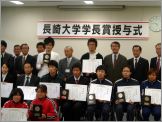 斉藤学長の横で