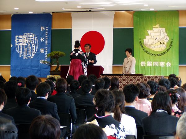 修了証書を授与される大学院修了生