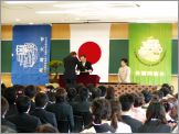 卒業証書を授与される学部卒業生