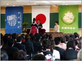 修了証書を授与される大学院修了生