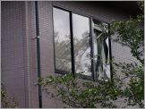 ２階の窓も壊されて