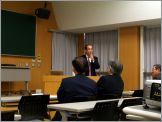 講演中の若松氏
