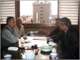 白川先生（S23卒）の話を聞きながら昼食