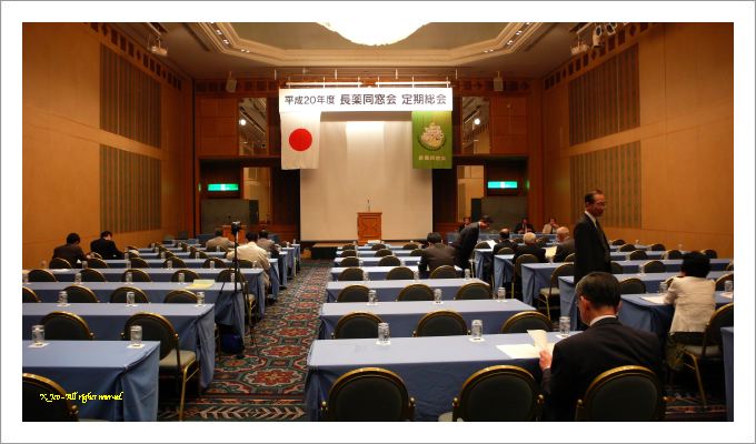 参加者を待つ総会会場