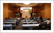 参加者を待つ総会会場