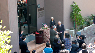 下村博士から片峰学長へメダルのレプリカが手渡されたところ（平成22年4月7日　記念館前（柏葉会館前））