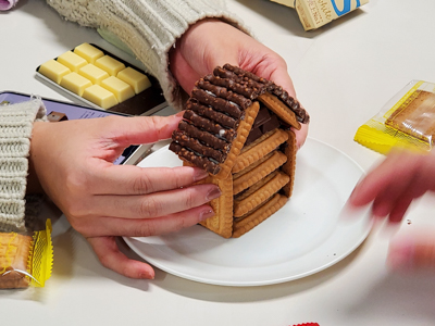 クリスマスお菓子の家作り4