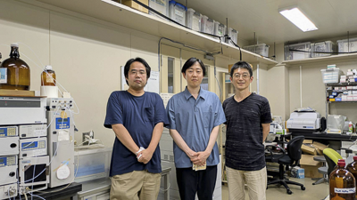 卒業生の木下さんが研究室に遊びに来た様子